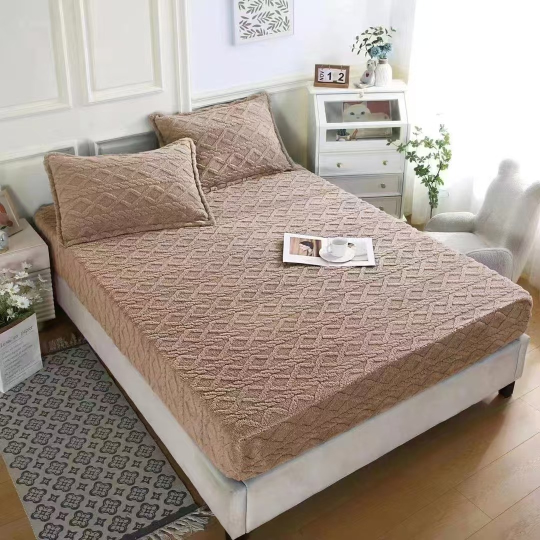 6x6 Jacquard Sherpa Fleece Fitted bedsheet and 2 pcs pillow cases - Image 2